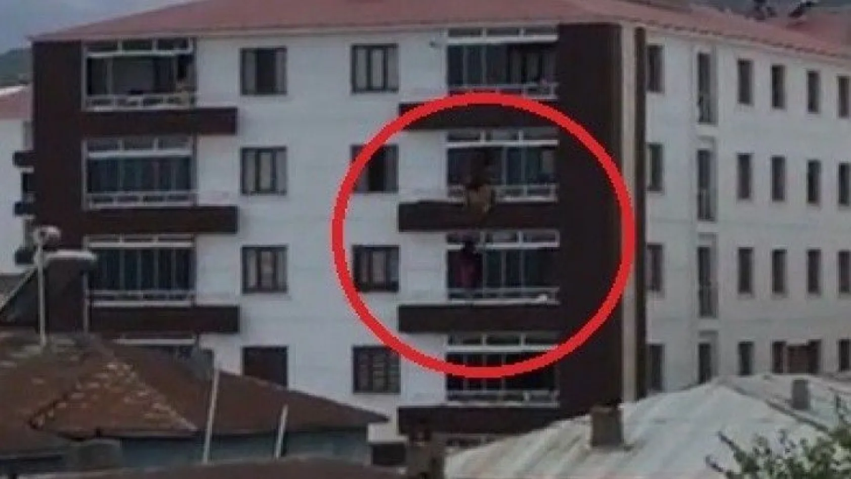 Bingöl'de genç kızın 4'üncü kattan düşme anı kamerada