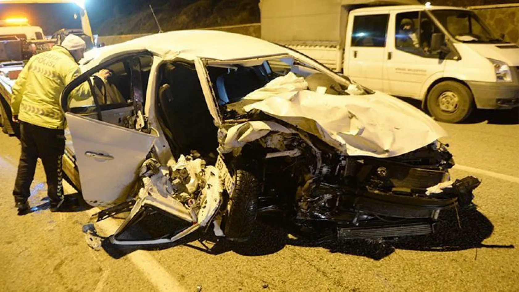 Bingöl'de iki otomobil çarpıştı: 2'si ağır 7 yaralı