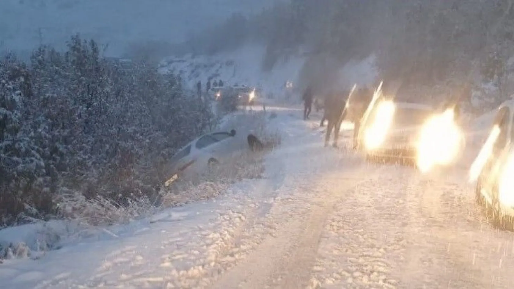 Bingöl'de kar nedeniyle araçlar yol kaldı