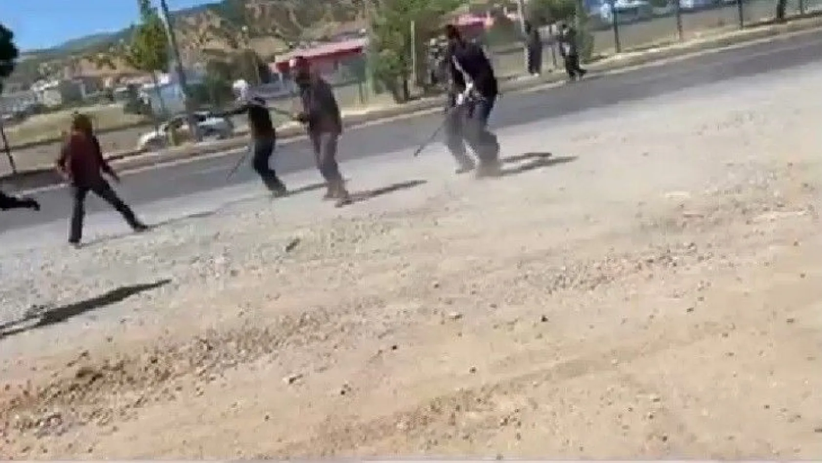 Bingöl'de kara yolunda taşlı sopalı kavga o anlar kamerada