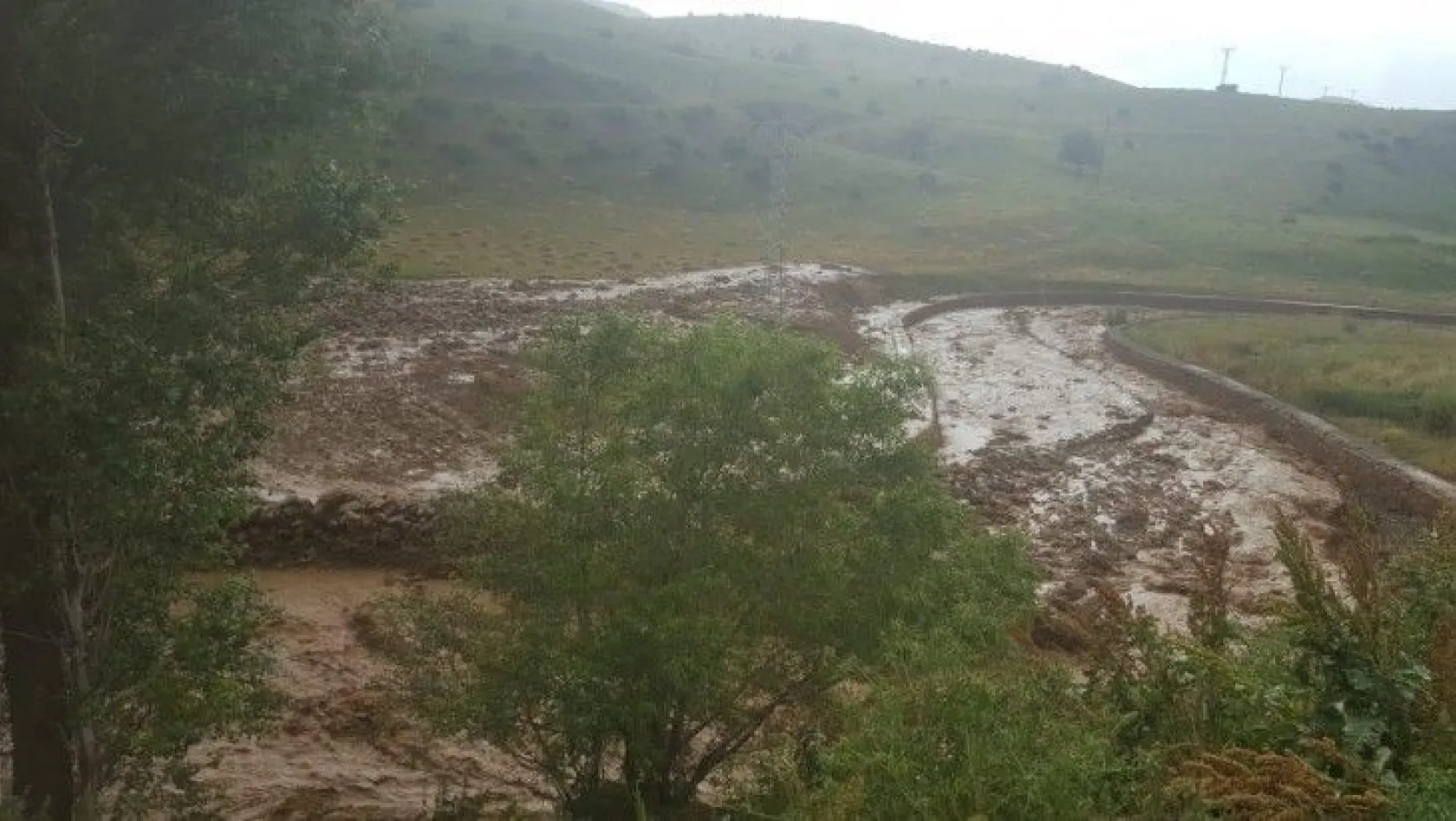 Bingöl'de yağış etkili oldu, karantinadaki mezrayı sel bastı