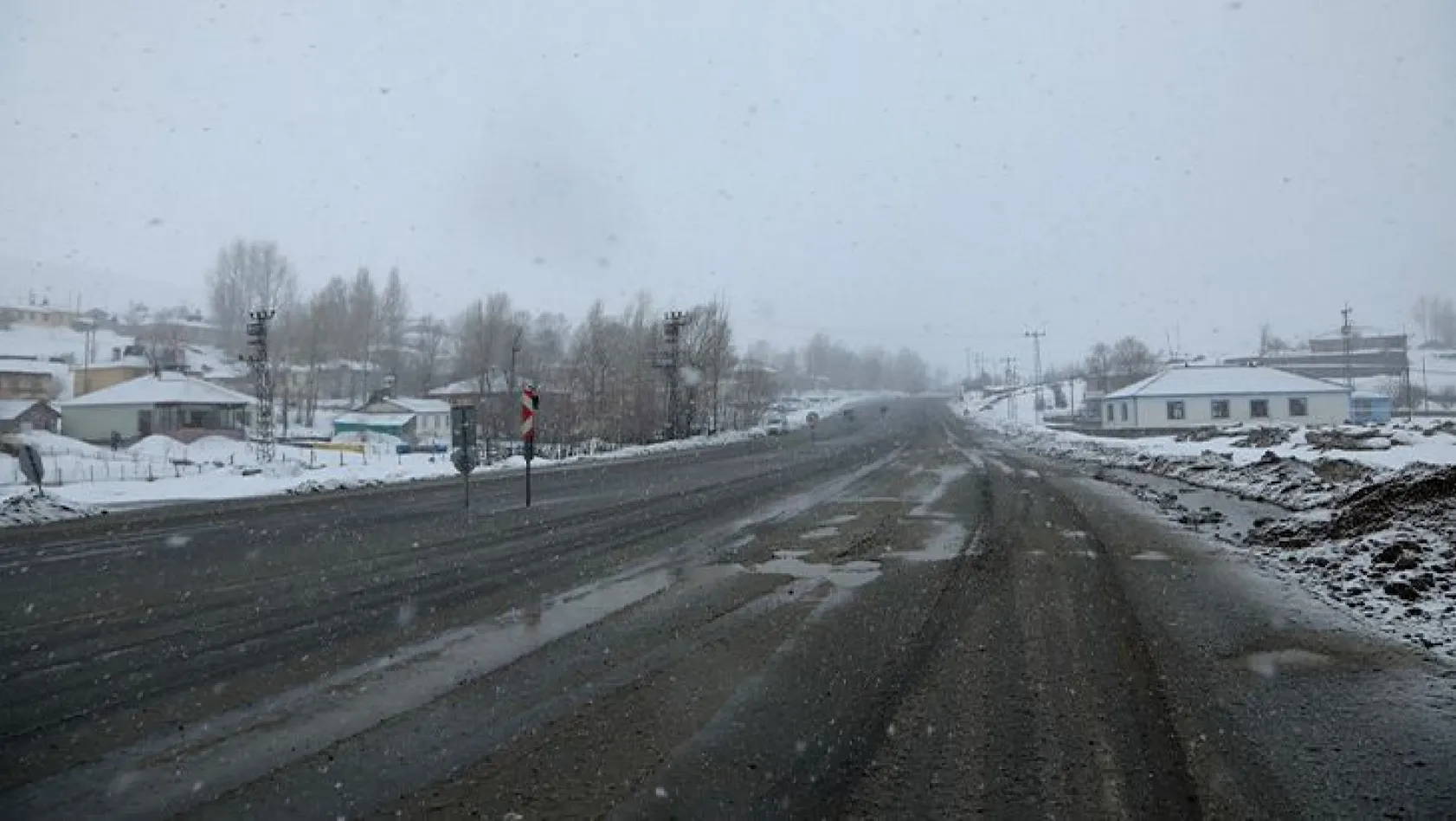 Bingöl'de kar yağışı ve sis ulaşımı olumsuz etkiledi