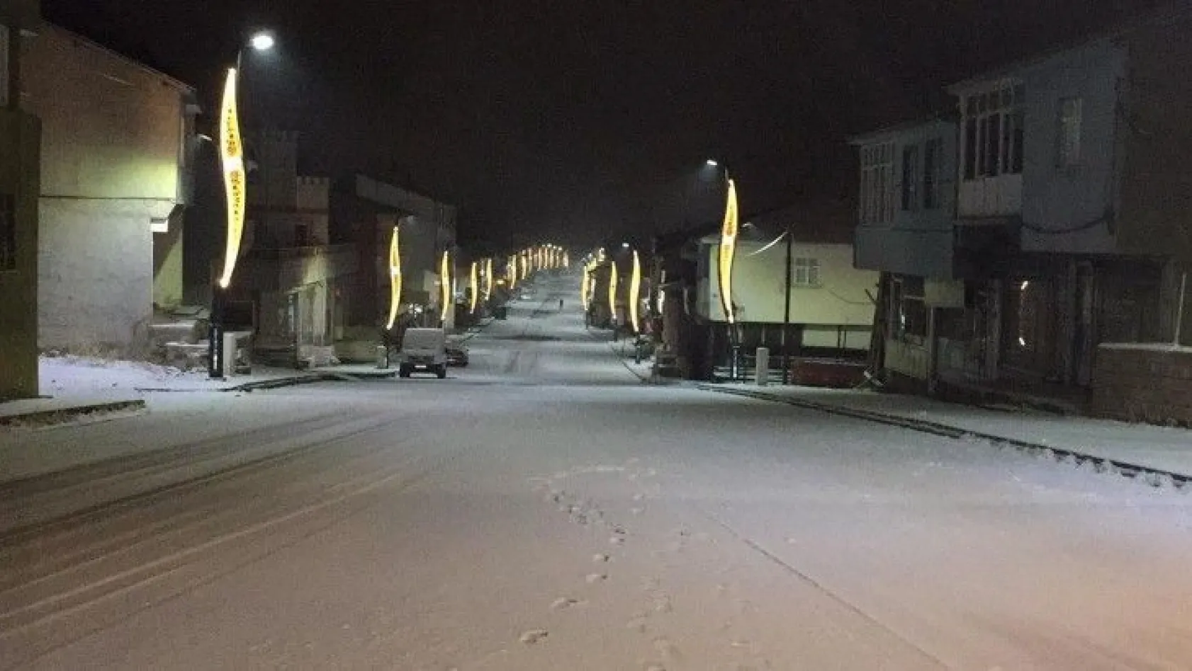 Bingöl Karlıova'da kar yağışı, ilçeyi beyaza bürüdü