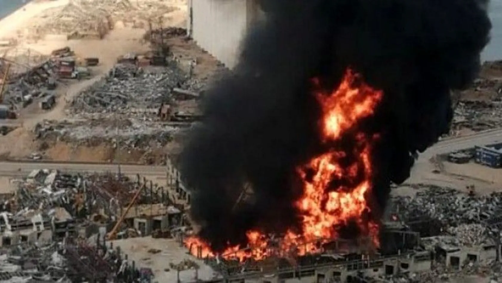 Bir ay önce patlama yaşanan Beyrut Limanı'nda yeniden yangın çıktı