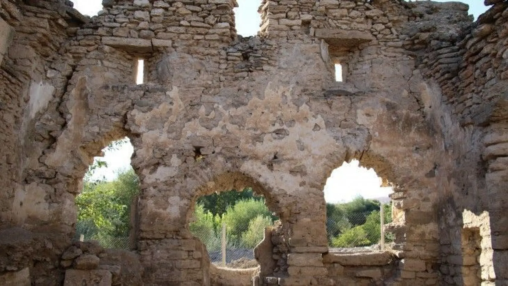 Bir dönem cami ve hastane olarak kullanılmış tam bin 200 yıllık