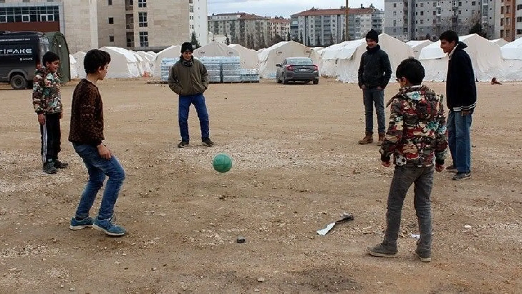 Çadırda da yaşasalar, çocuklar futboldan vazgeçemiyor