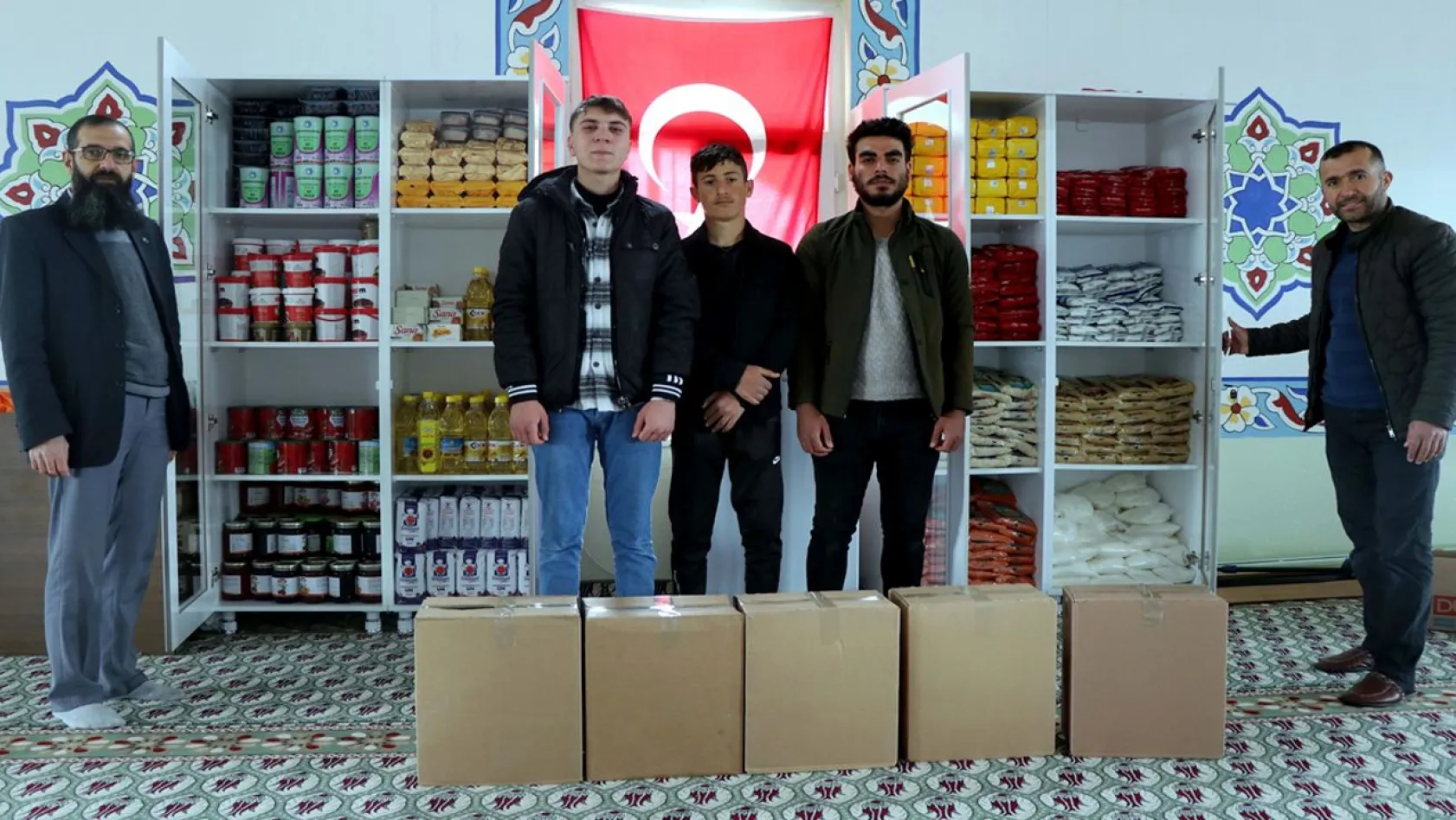 Camideki 'paylaşım dolabı' depremzedeler için doluyor
