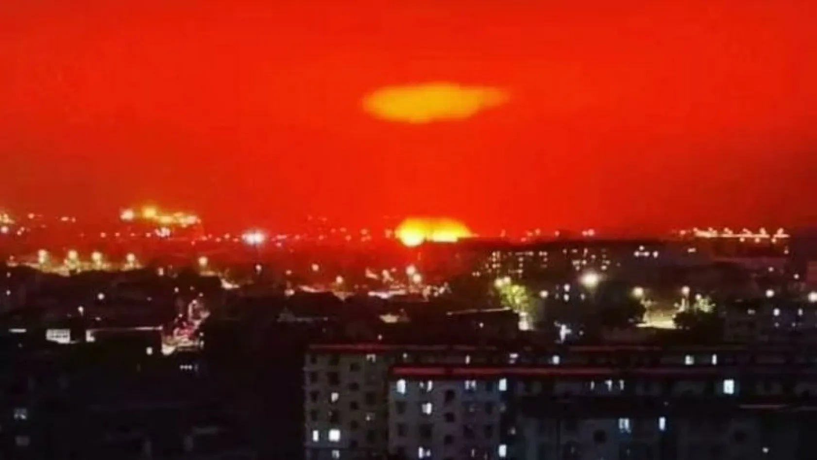 Çin'de gökyüzü kızıla boyandı! Paniğe neden oldu