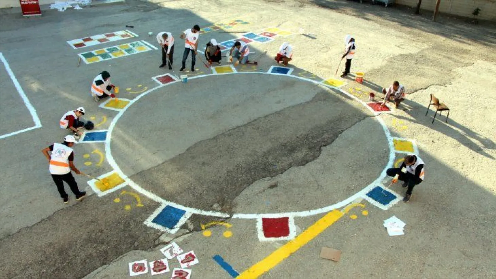 Çocukları okulda geleneksel oyunlarla buluşturuyorlar