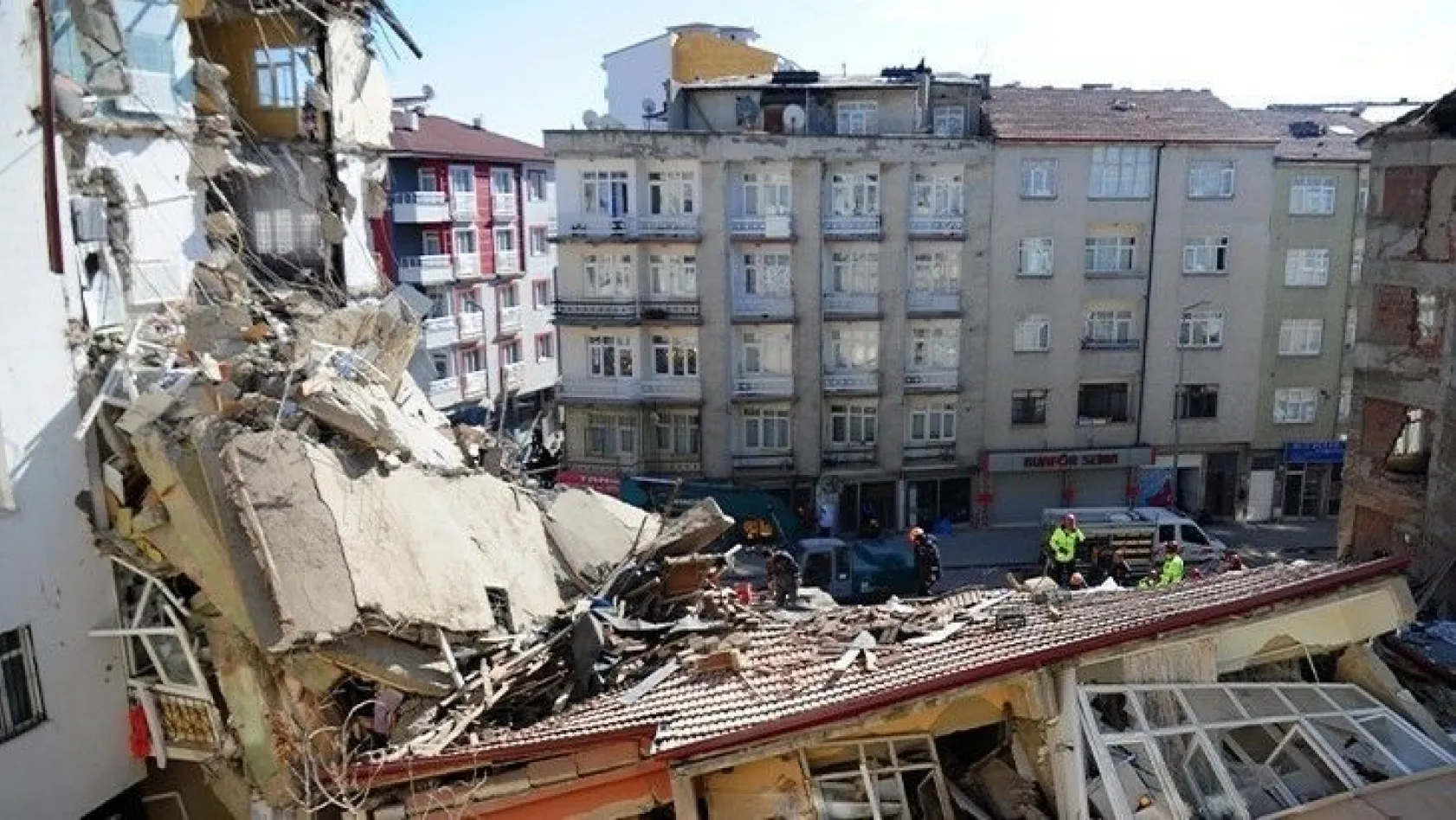 Çöken binanın çevresindeki binalarda büyük hasar meydana geldi