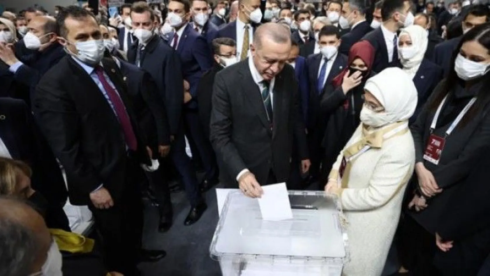 Cumhurbaşkanı Erdoğan, 1428 oyla yeniden AK Parti Genel Başkanı seçildi