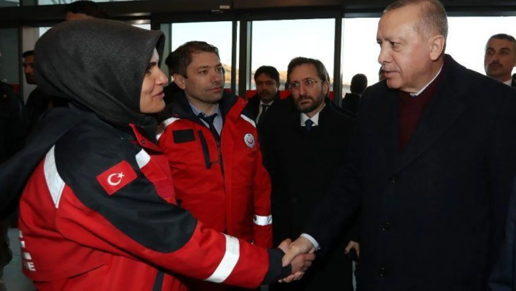 Cumhurbaşkanı Erdoğan'dan hastanedeki depremzedelere ziyaret