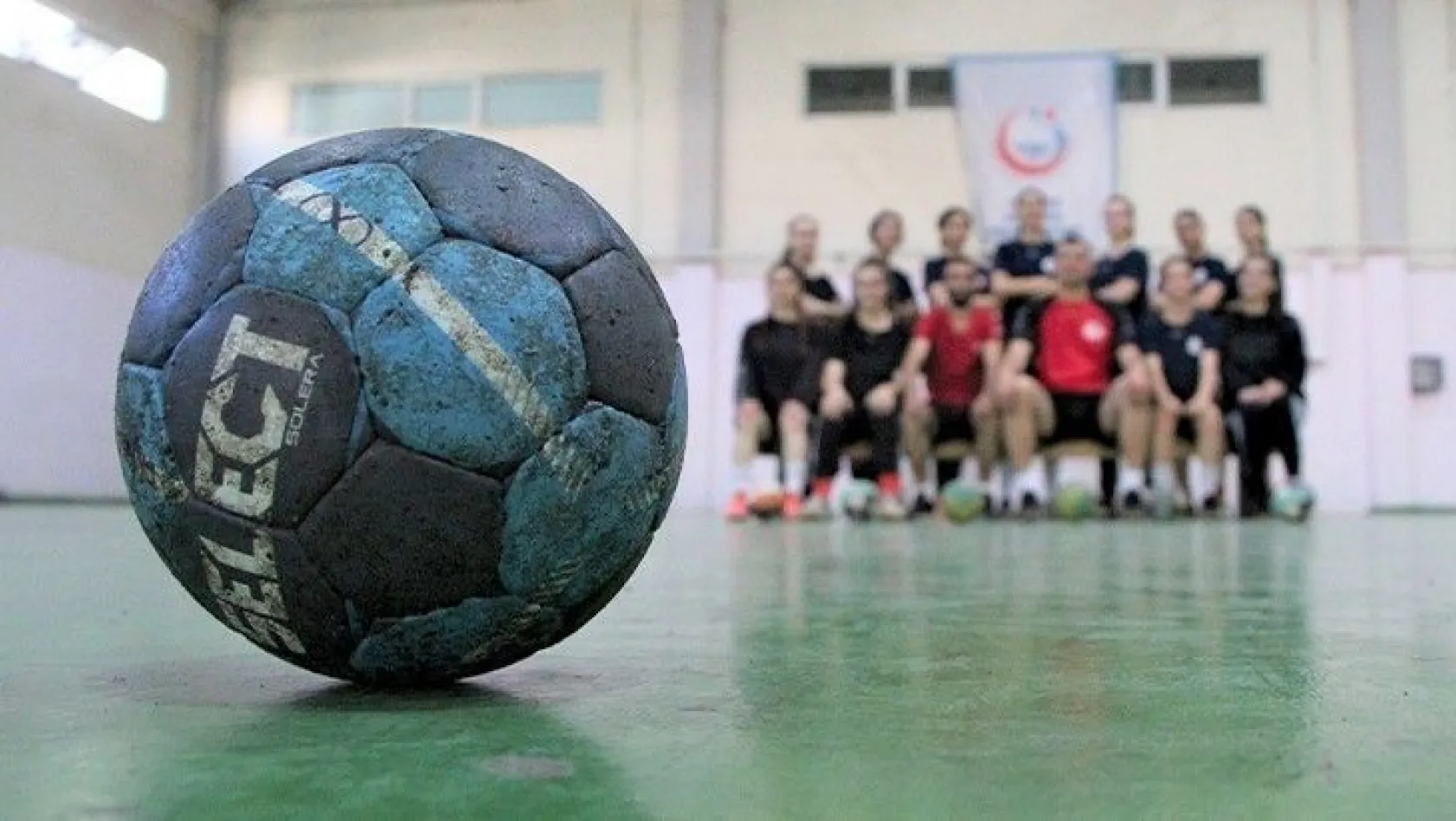 'Demir Kızlar' Türkiye Kadınlar Hentbol Süper Ligi'ne yükseldi