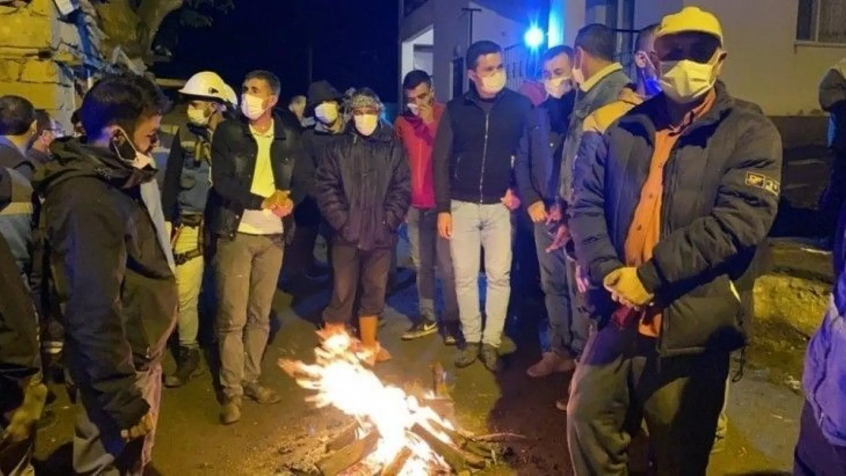 Bingöl'de vatandaşlar geceyi ateş başında geçiriyor