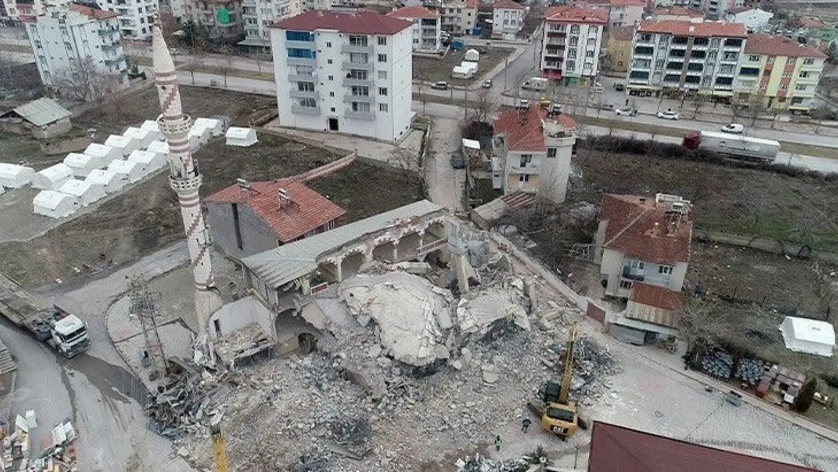 Depremde ağır hasar alan Çatalçeşme Camii çöktü
