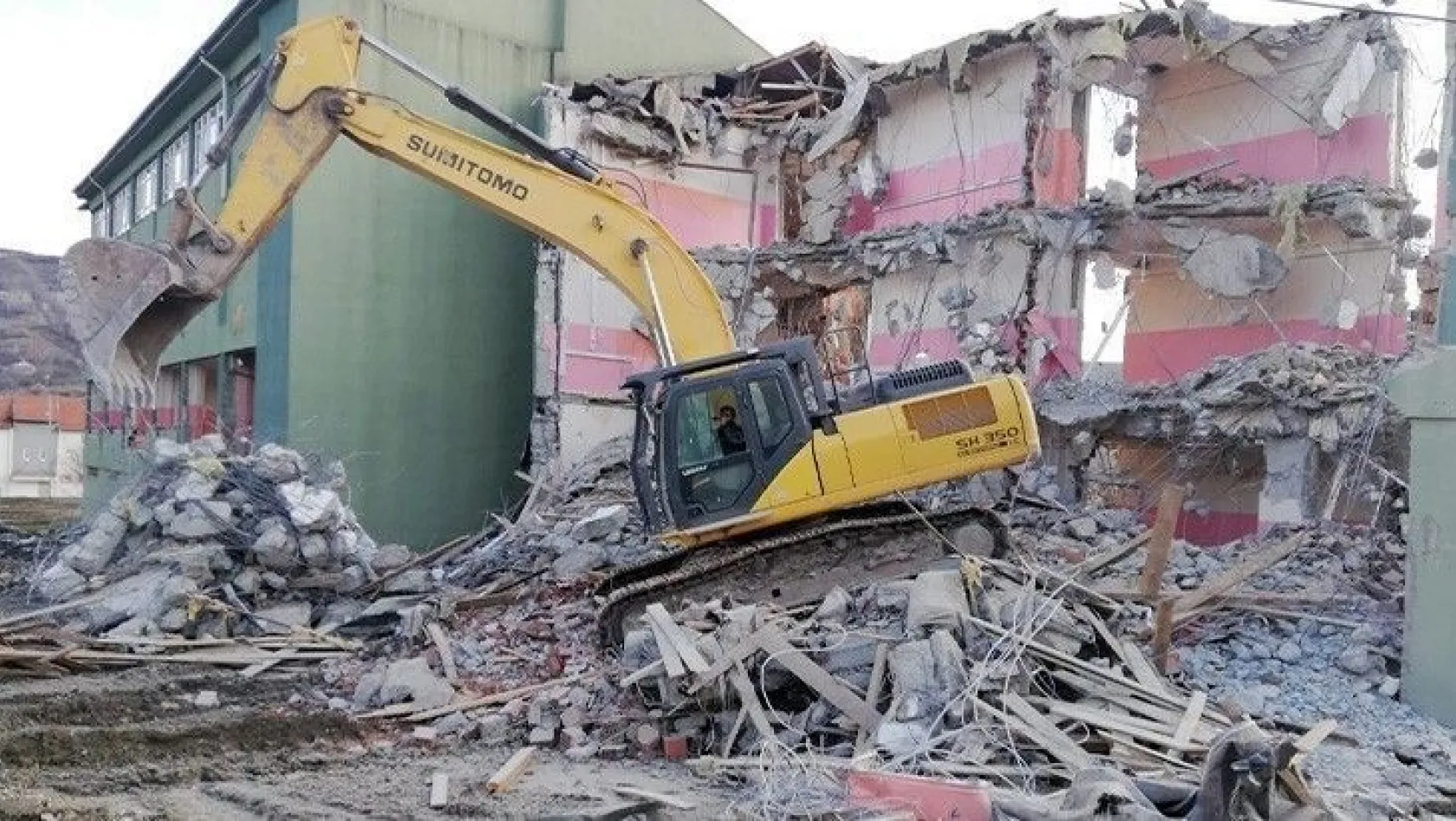 Depremde hasar alan iki okulun daha yıkımına başlandı
