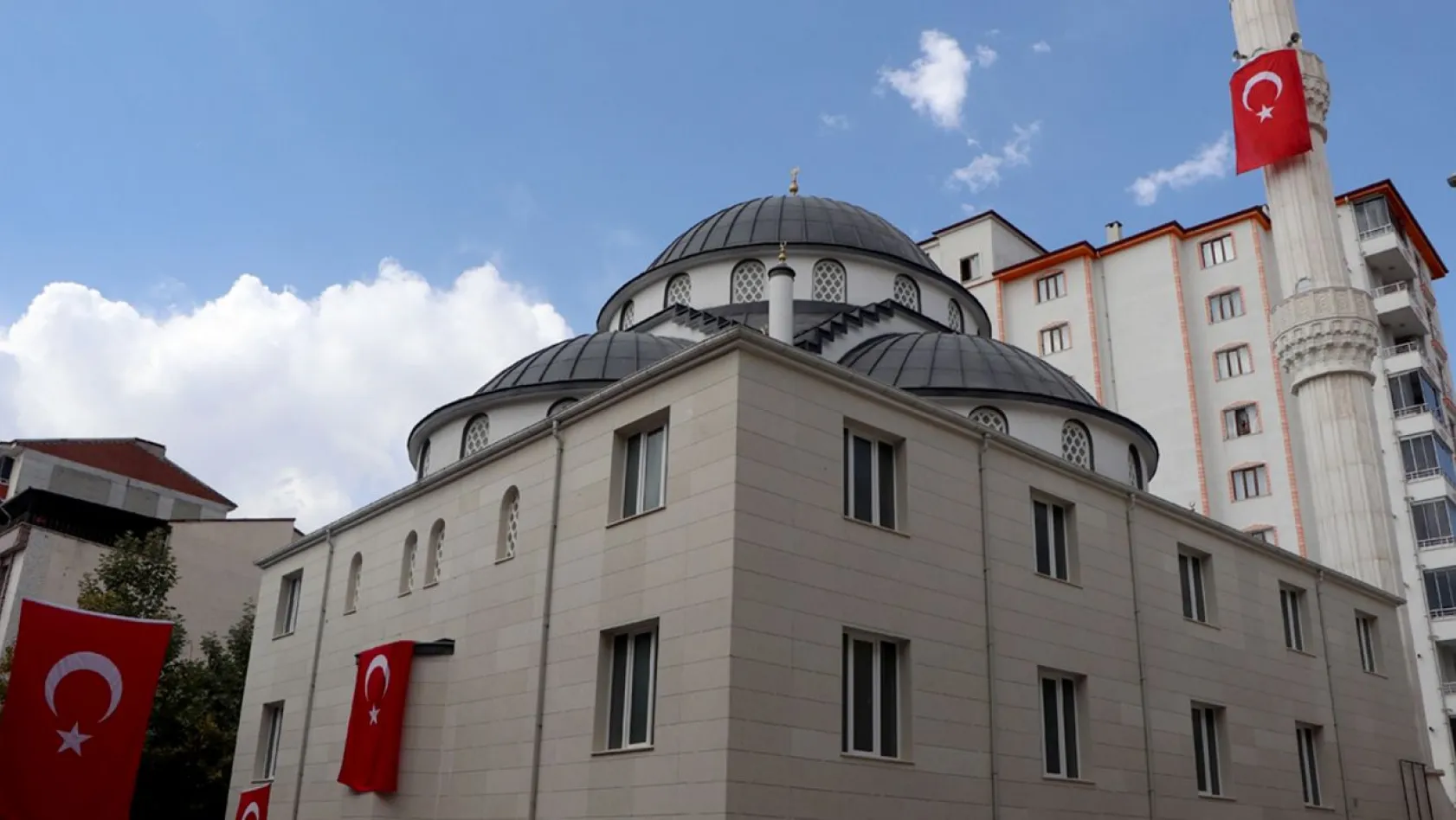 Depremde hasar gören Kubbeli Cami açıldı
