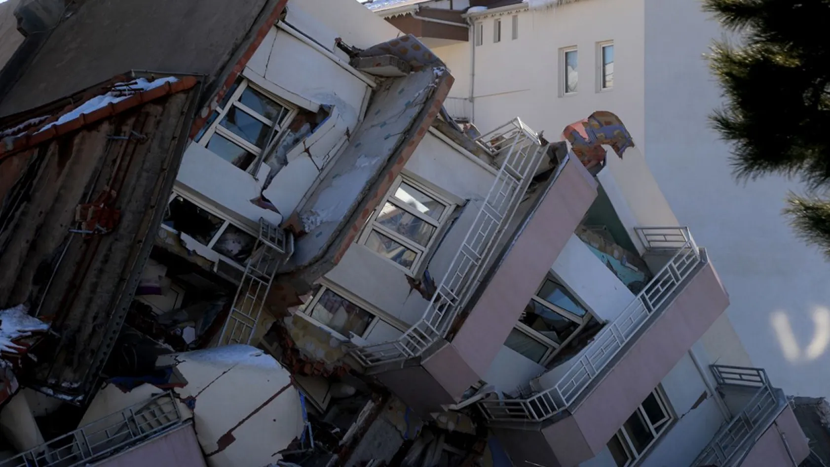 Depremde yıkılan binalara ruhsat veren başkanlara kötü haber