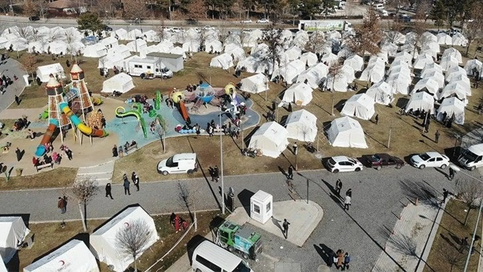 Depremden etkilenen vatandaşlar 'çadır kentlerde' yaşıyor