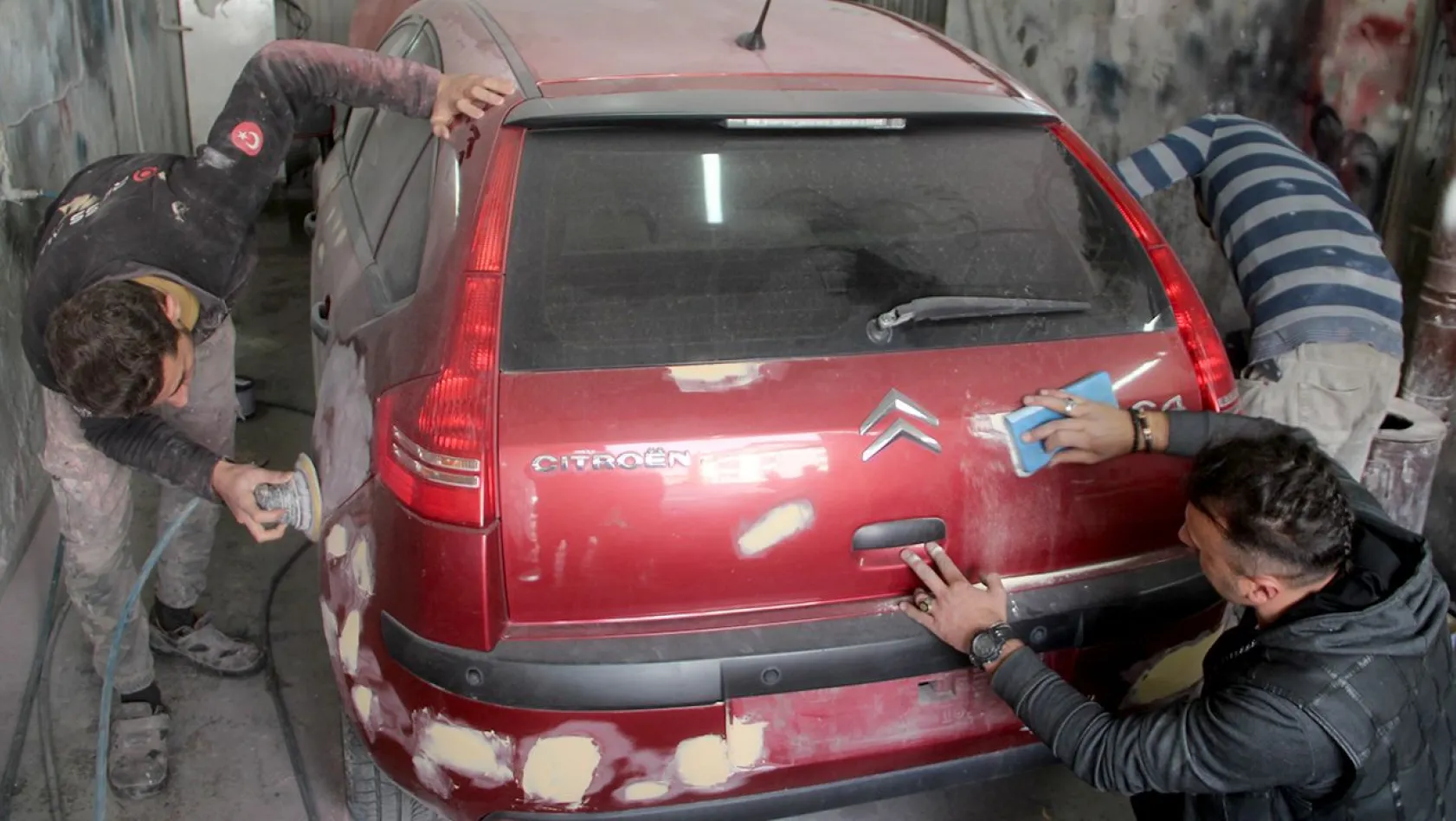 Depremzedelerin araçlarını ücretsiz tamir ediyor