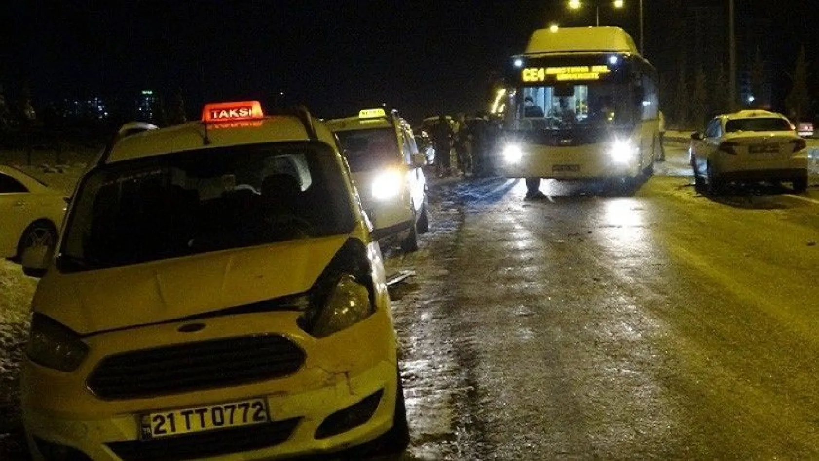 Diyarbakır'da 22 otomobil birbirine girdi