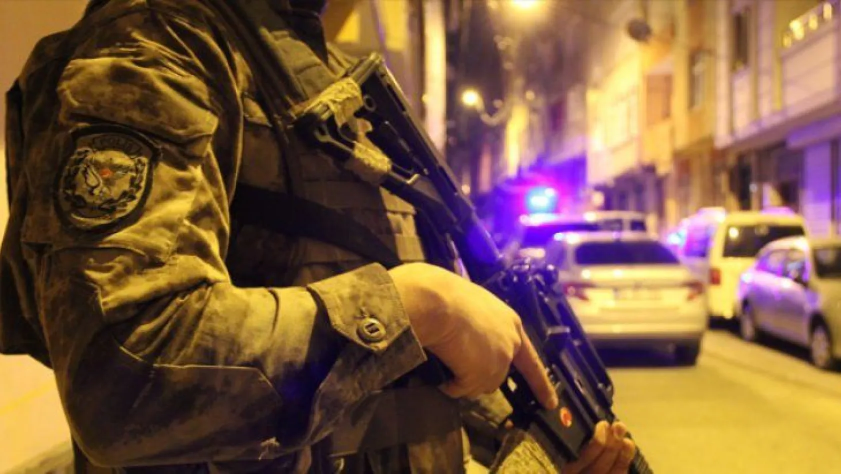 Diyarbakır'da polis ekiplerine el bombalı saldırı