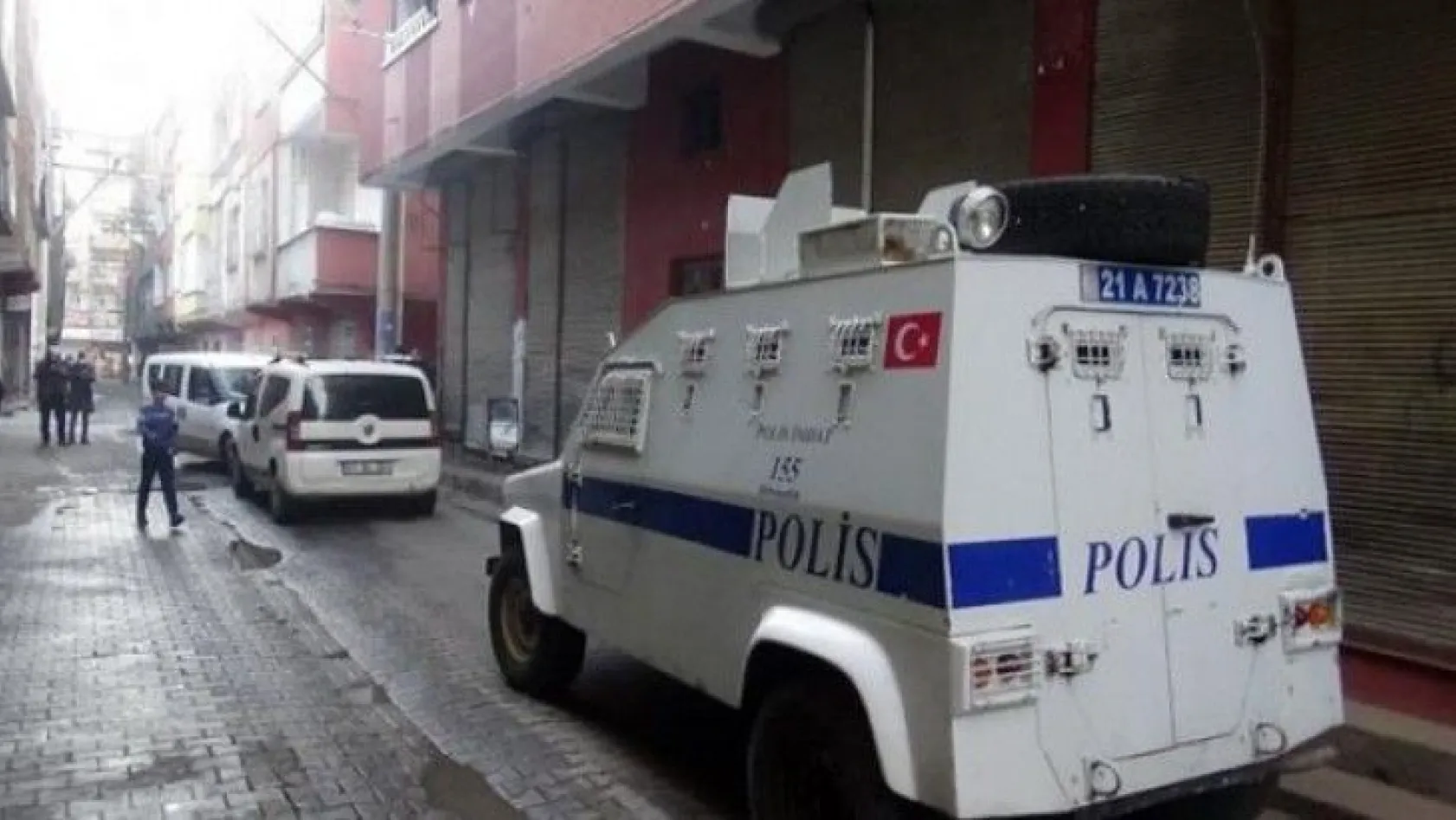 Diyarbakır'da silahlı saldırgan, bir evde bulunan 4 kişilik aileyi rehin aldı