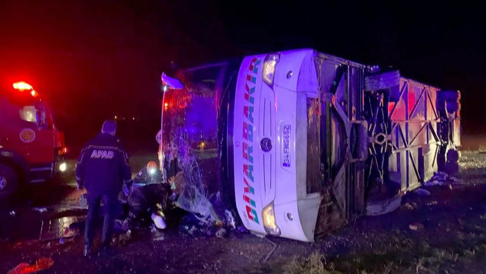 Diyarbakır'da yolcu otobüsü devrildi: Ölü ve yaralılar var