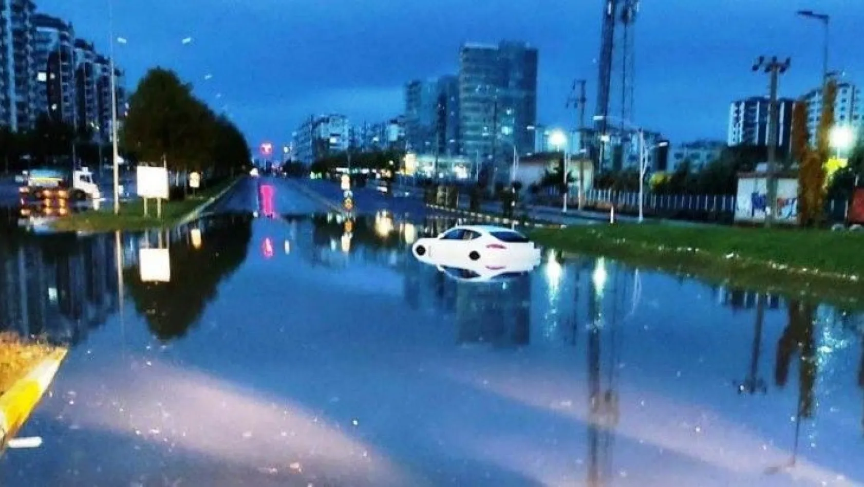 Diyarbakır'da yollar göle döndü, araçlar mahsur kaldı