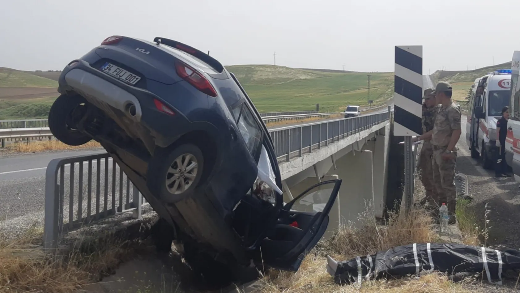 Feci kaza: Otomobil köprüde asılı kaldı! Ölü ve yaralılar var