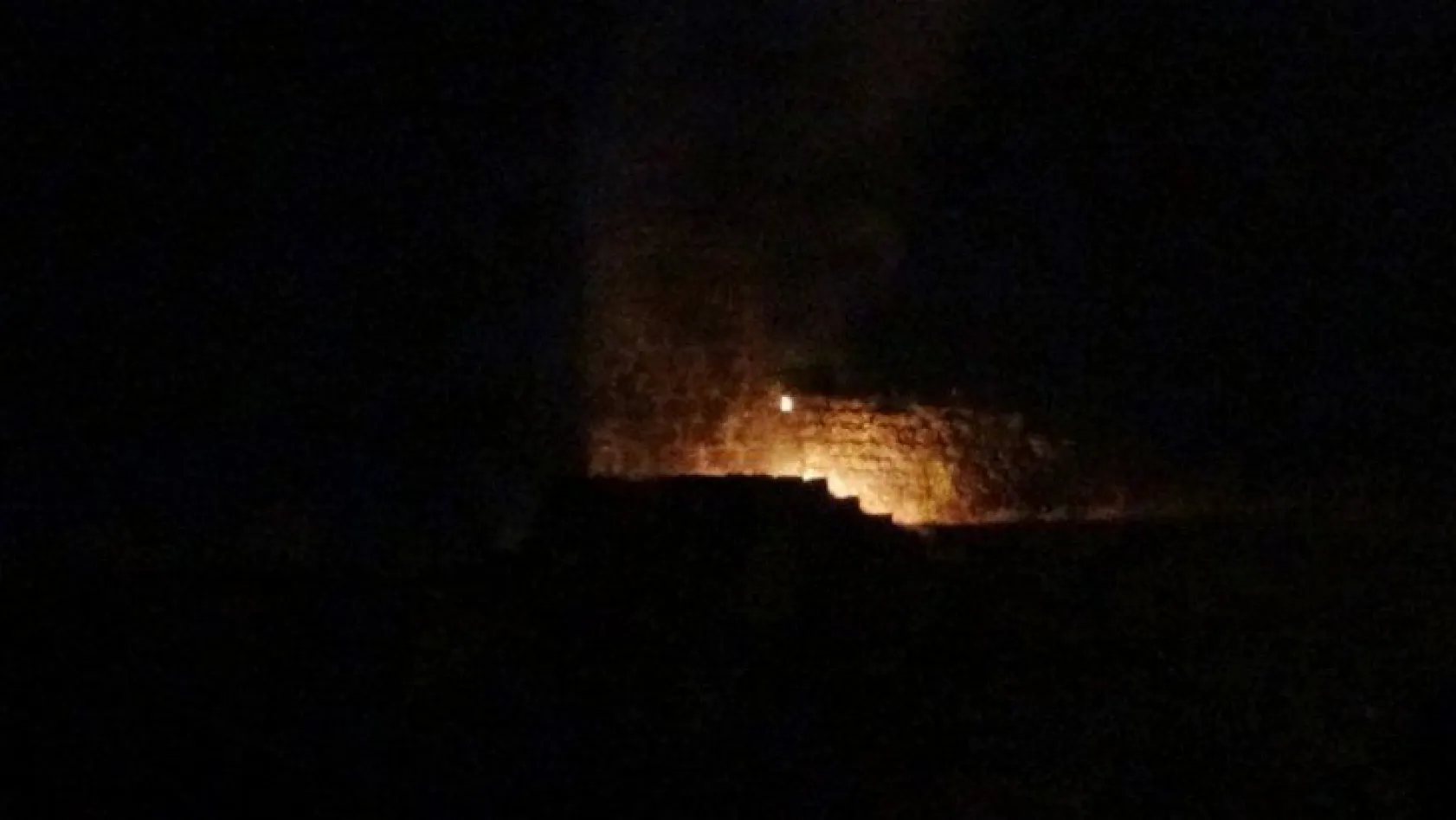 Diyarbakır'da tarihi surlarda korkutan yangın