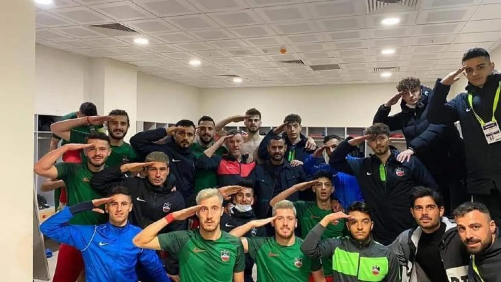 Diyarbekirsporlu futbolcular asker selamı vererek Ali Gaffar Okkan'ı andı