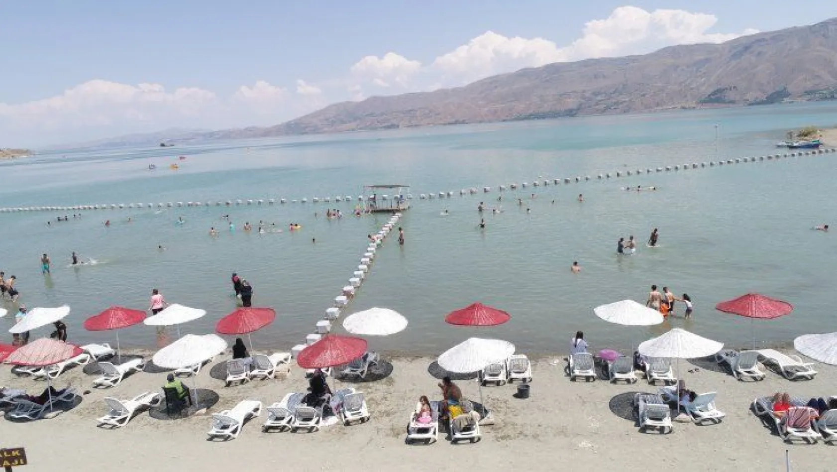 Doğudaki tatilcilerin gözdesi: 'Hazar Gölü'