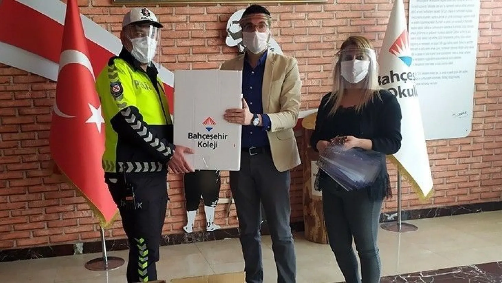 Elazığ Bahçeşehir Koleji Covid 19 ile mücadele için yüz siperliği üretti