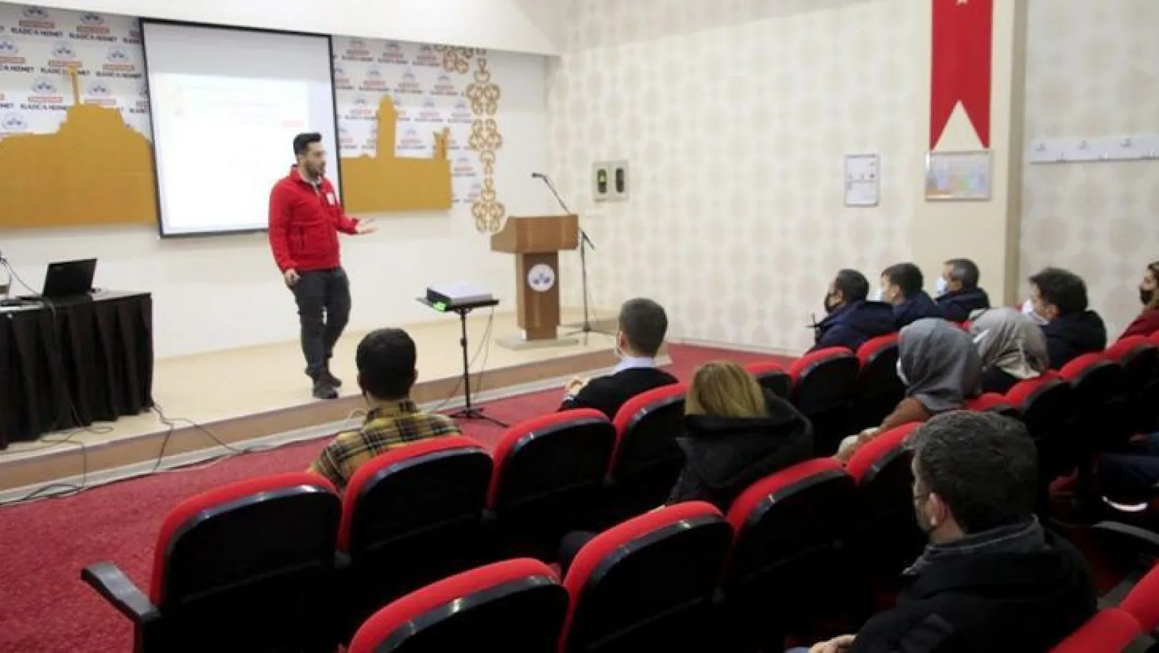Elazığ Belediyesi çalışanlarına ilk yardım eğitimi