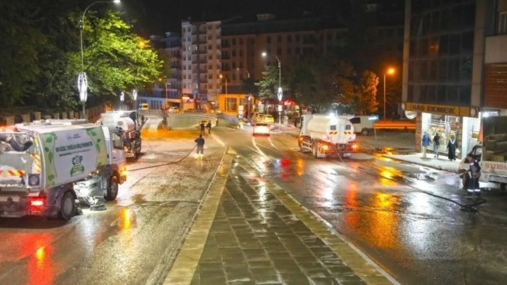 Elazığ Belediyesi temizlik çalışmalarını sürdürüyor