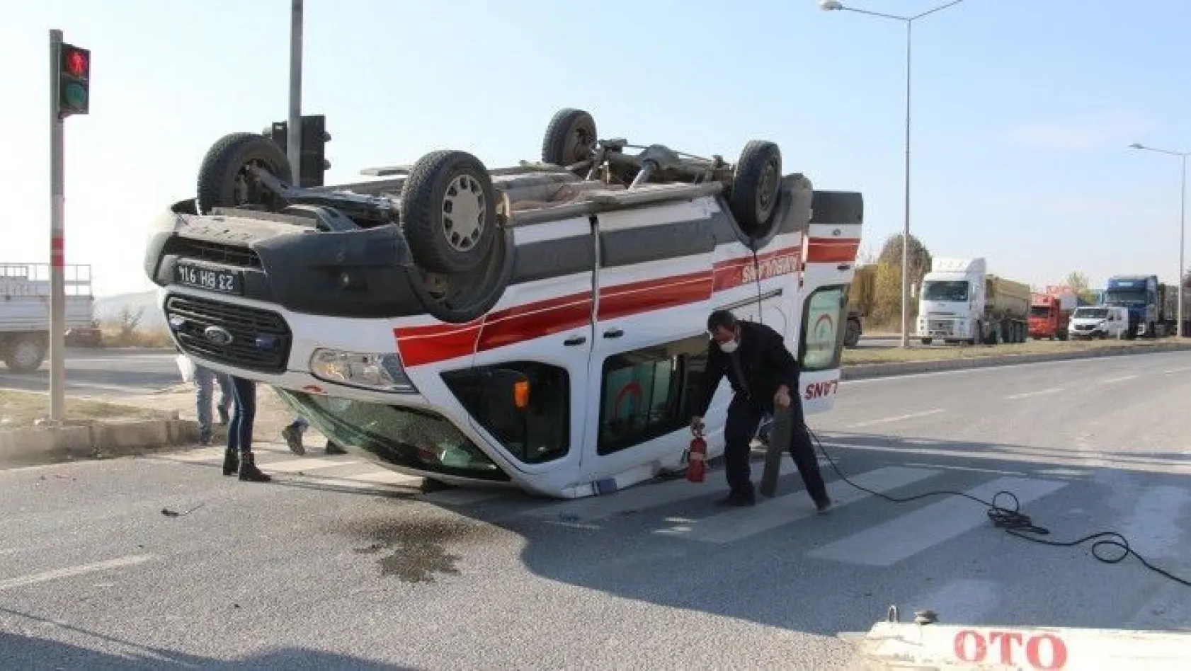 Elazığ - Bingöl yolunda ambulans takla attı