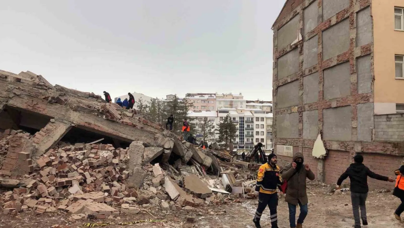 Elazığ'da bir bina çöktü!