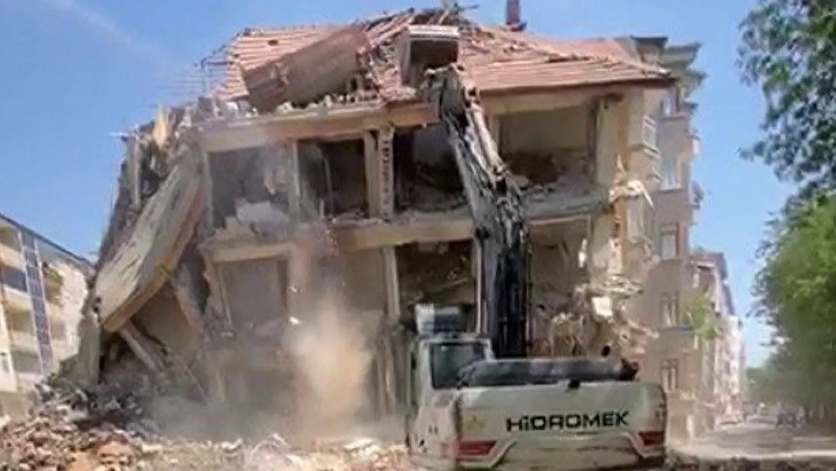 Elazığ'da 'korna' sesi ile 4 katlı bina yıkıldı