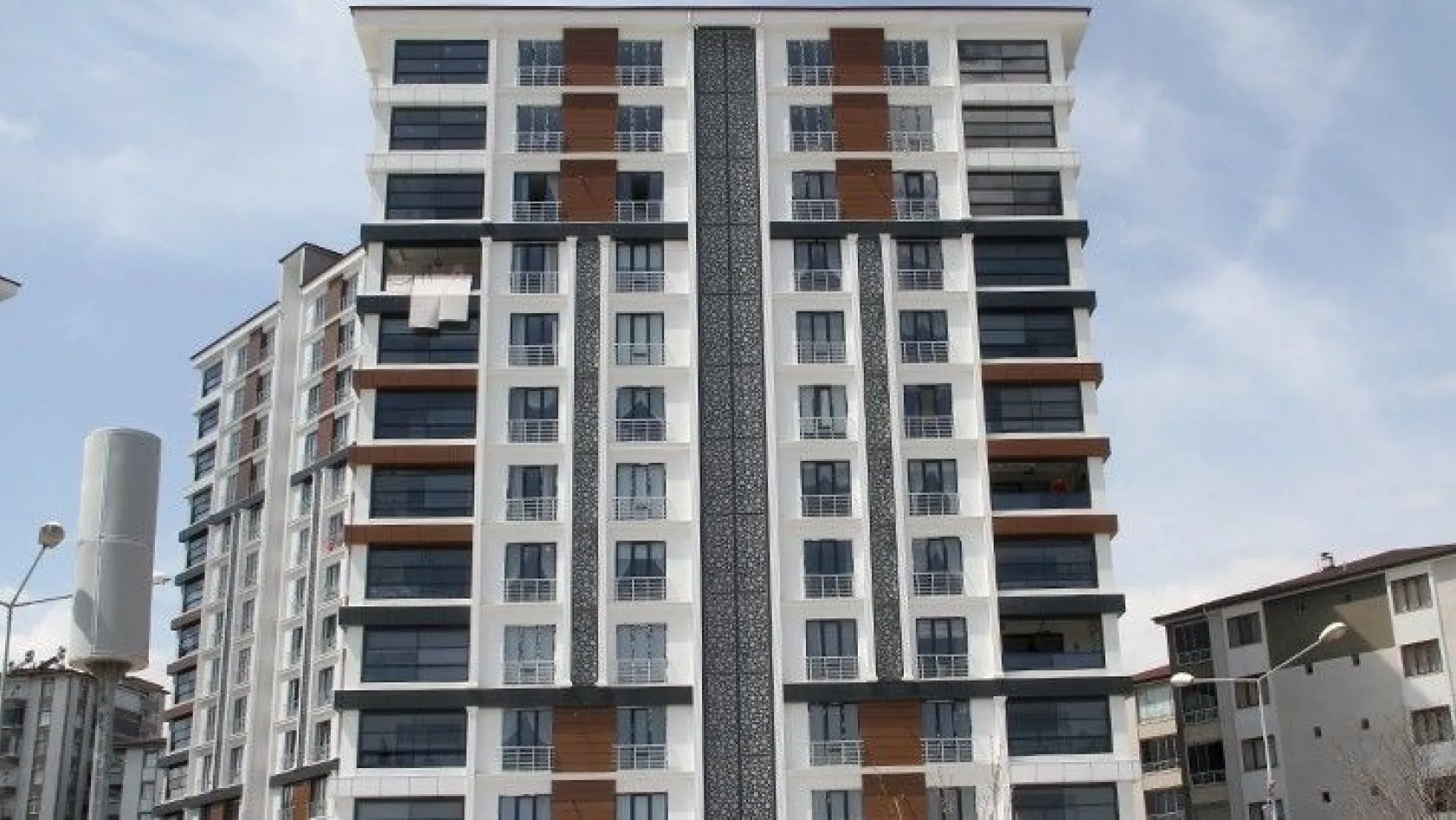 Elazığ'da 12 katlı apartman karantinaya alındı