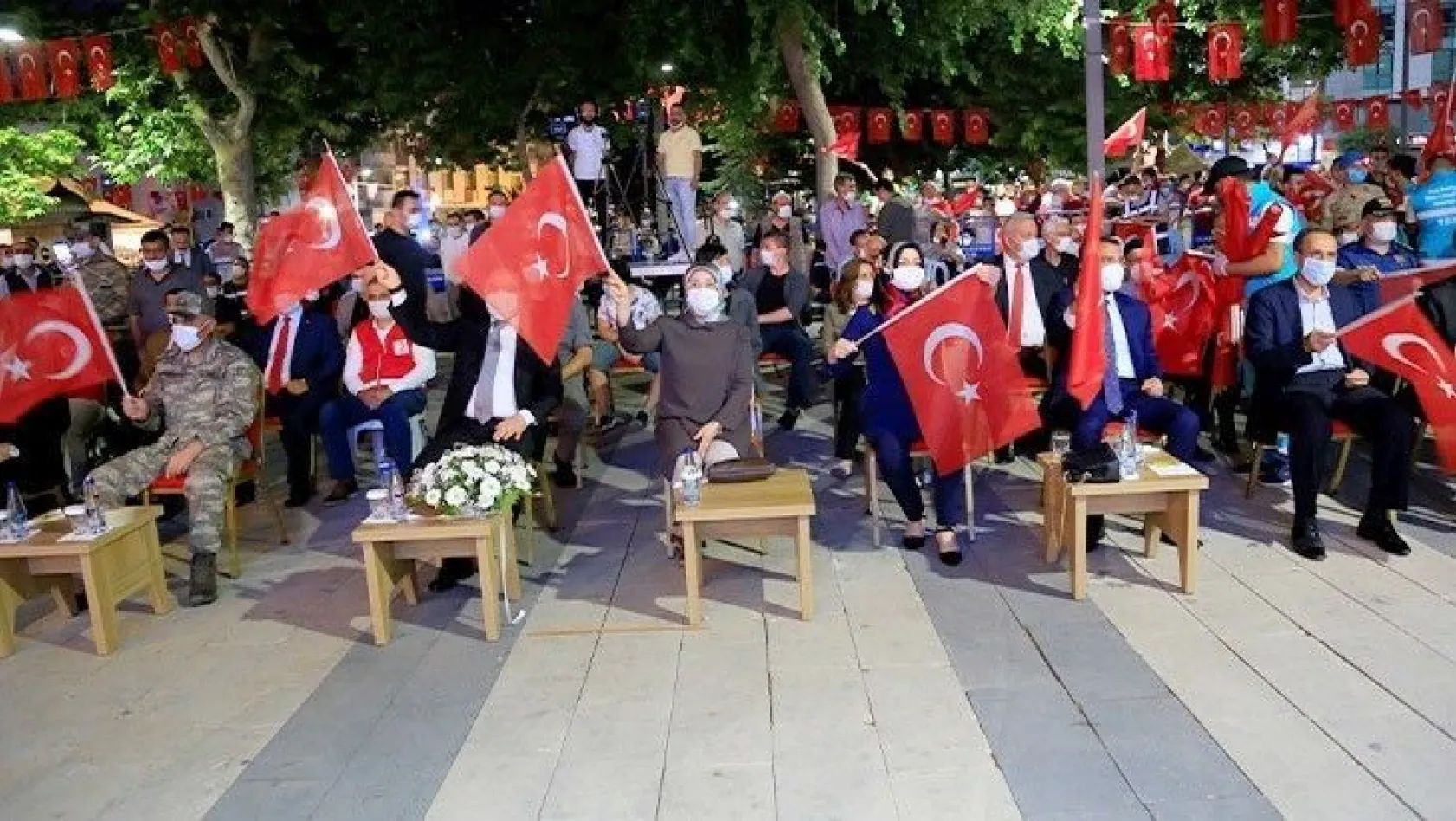 Elazığlılar 15 Temmuz Demokrasi Meydanı'nda toplandı