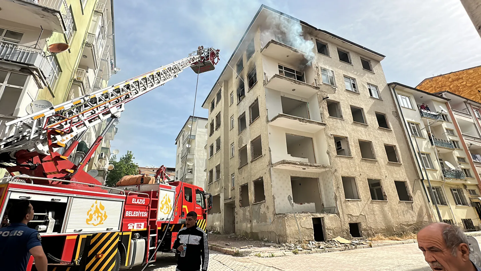 Elazığ'da ağır hasarlı binada yangın