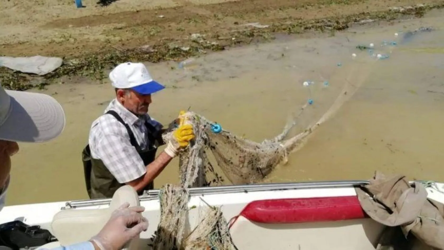 Elazığ'da ele geçirilen kaçak balık ağı imha edildi