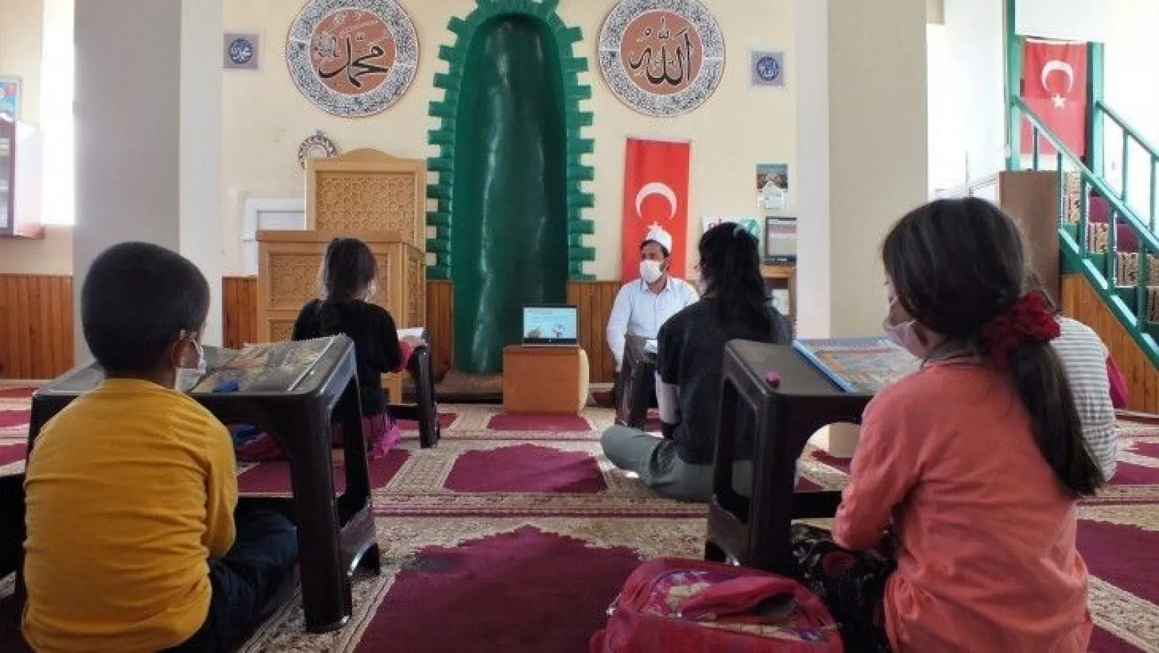 Elazığ'da cami depremzede öğrencilerin eğitim yuvası oldu