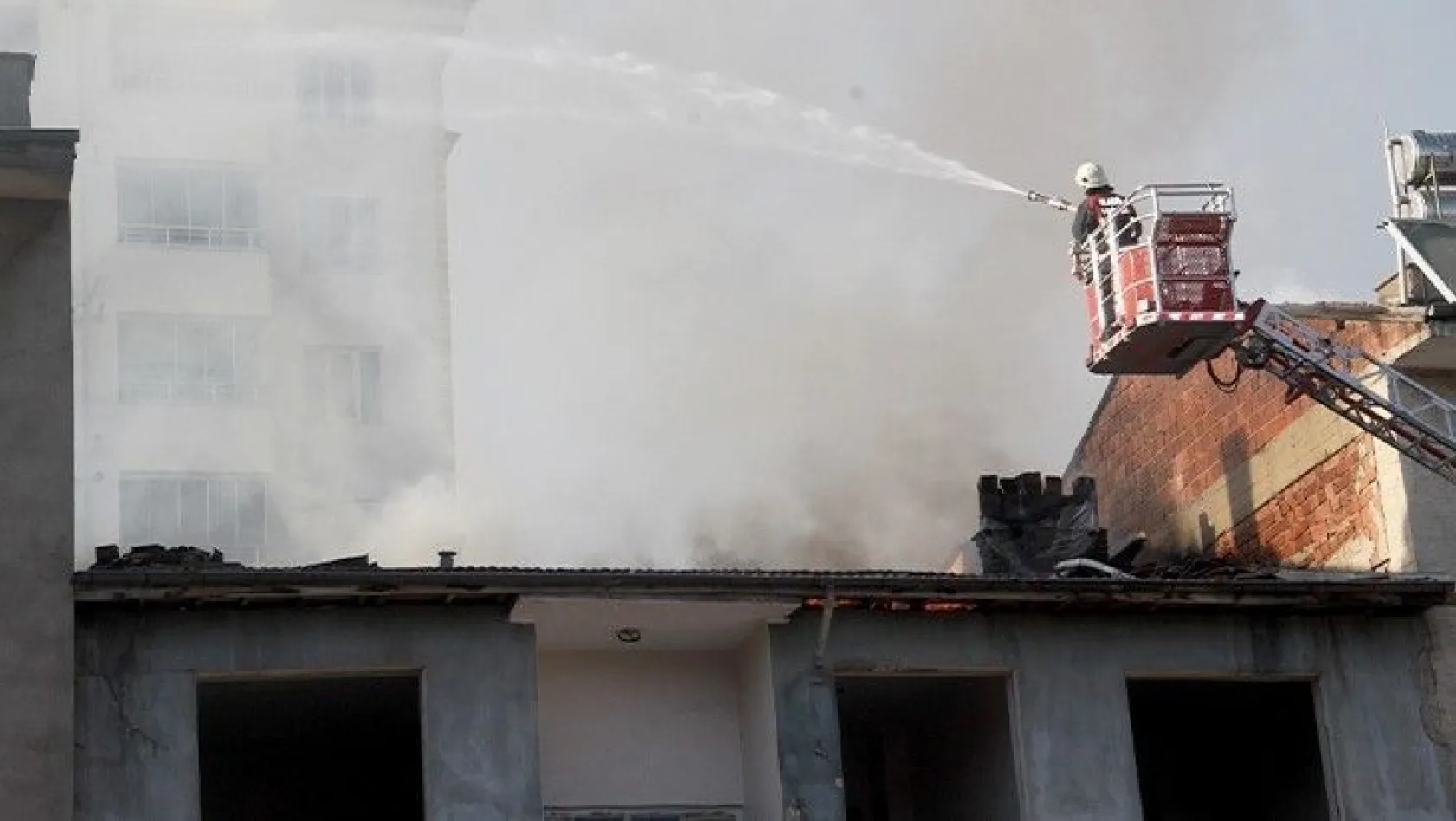 Elazığ'da çatı yangını iki binaya sıçradı