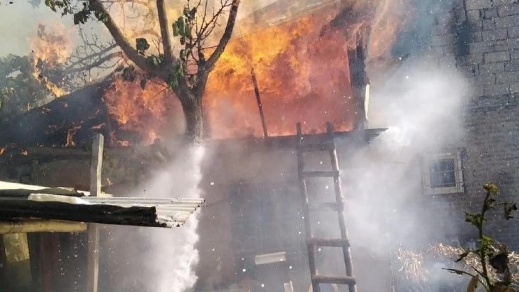 Elazığ'da çatı yangını paniğe neden oldu
