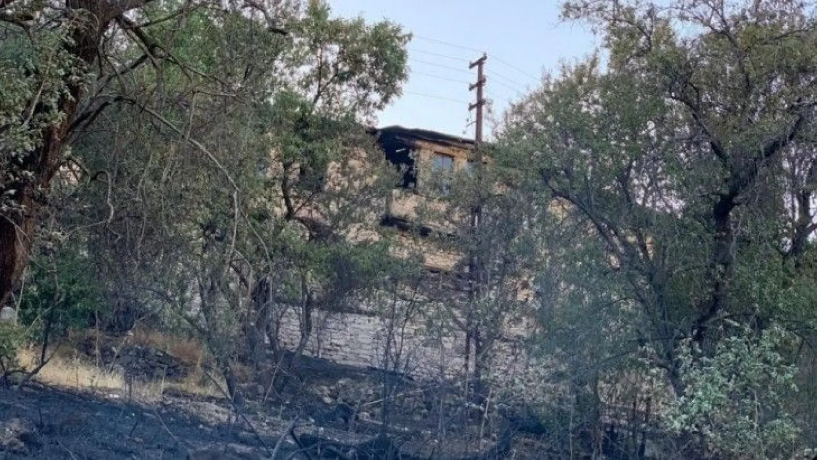 Elazığ'da çıkan yangında bir ev ve bahçeler zarar gördü