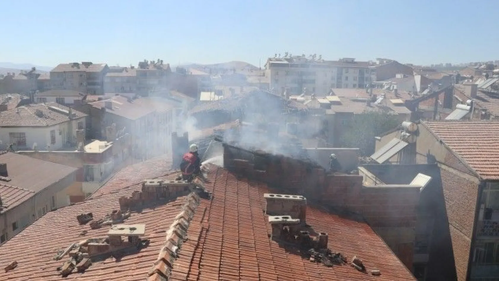 Elazığ'da depremde hasar alan binanın çatısı yandı