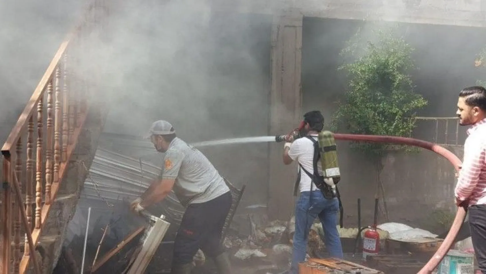 Elazığ'da ev yangını ! 2 kişi dumandan etkilendi