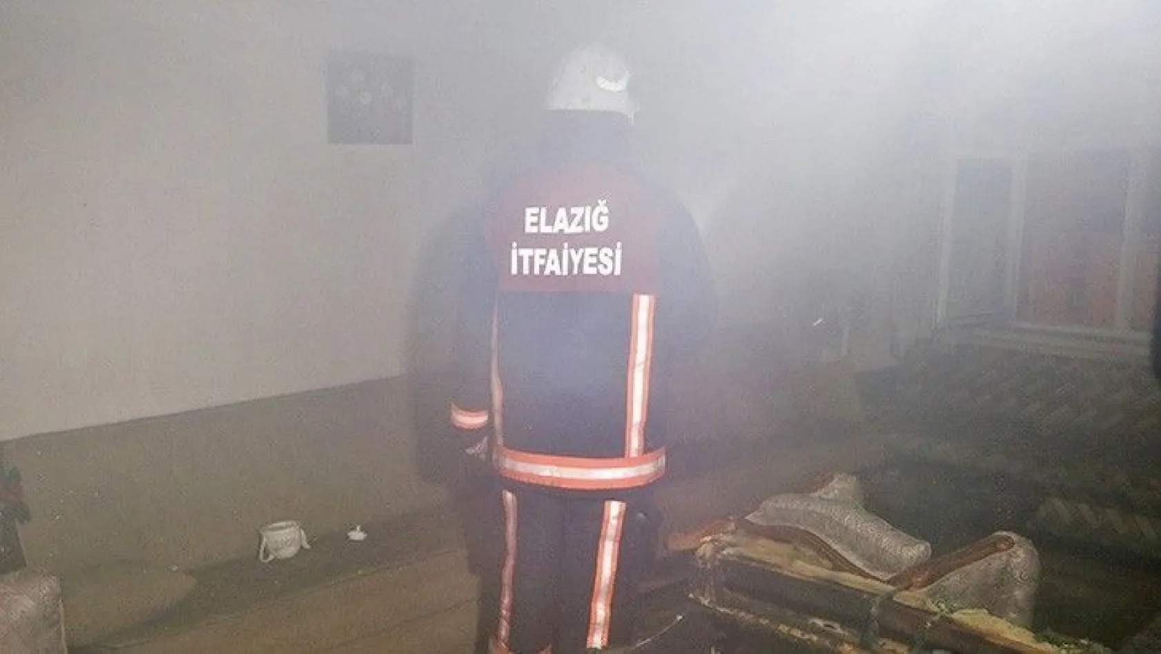 Elazığ'da ev yangını, 5 kişi dumandan etkilendi